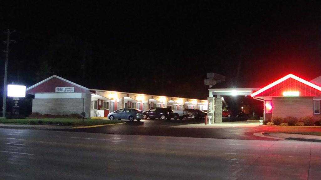 Pinconning Trail Inn Motel Экстерьер фото