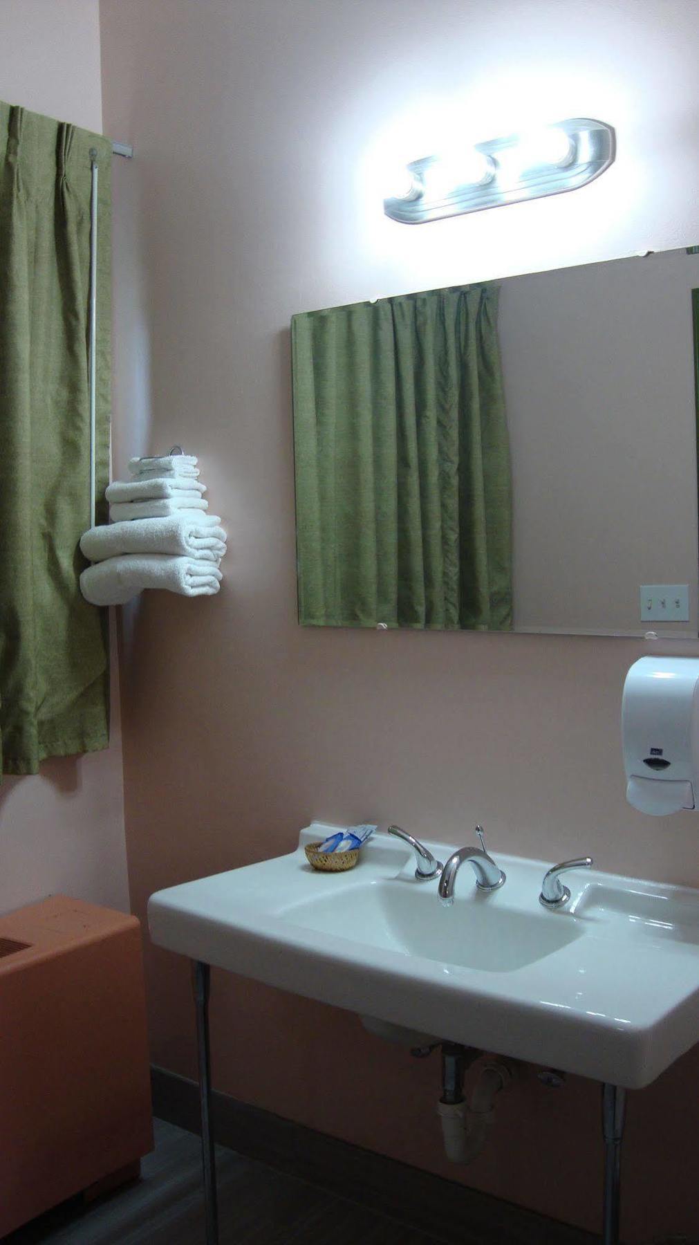 Pinconning Trail Inn Motel Экстерьер фото