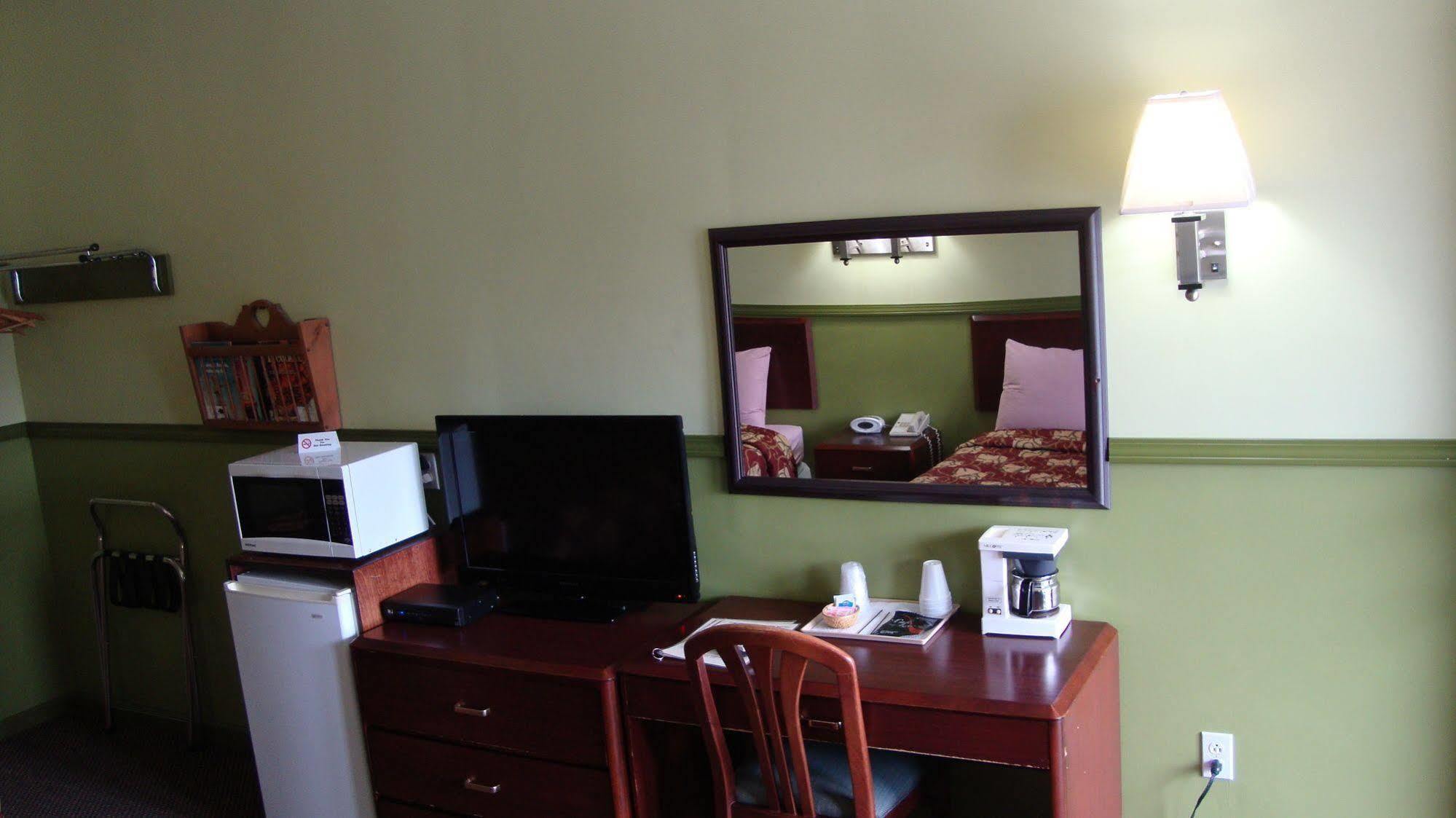 Pinconning Trail Inn Motel Экстерьер фото