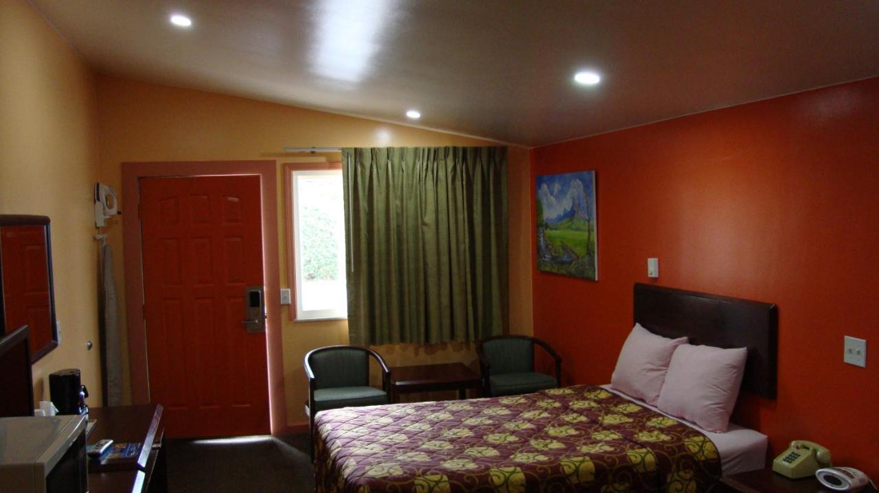 Pinconning Trail Inn Motel Экстерьер фото
