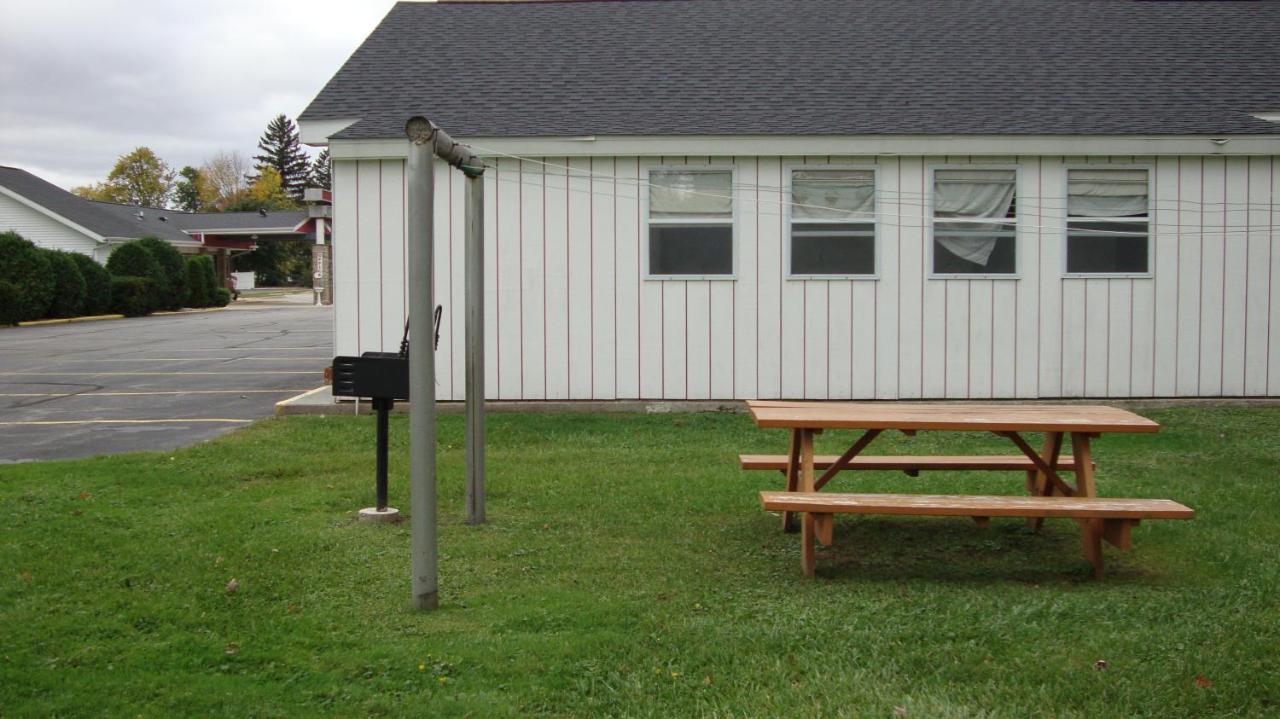 Pinconning Trail Inn Motel Экстерьер фото